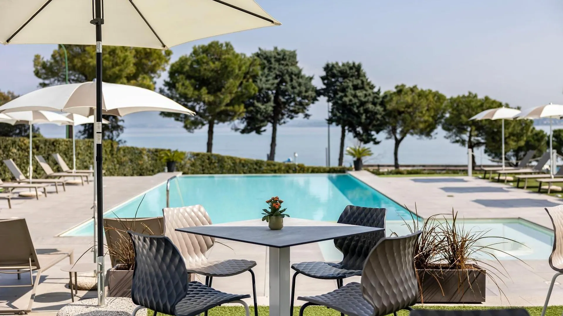Vision Hotel Πεσκιέρα ντελ Γκάρντα 4*,